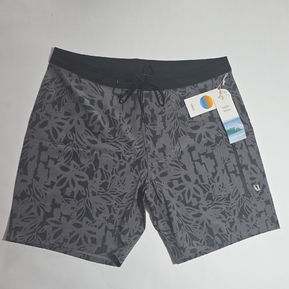 NWT Men's Vuori 